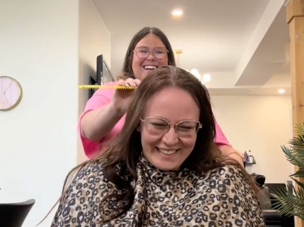 Hairdresser secretly records her client's hilarious reactions to her giant comb