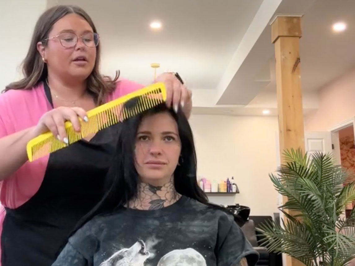 Hairdresser secretly records her client's hilarious reactions to her giant comb
