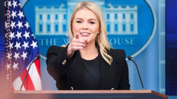 Karoline Leavitt Hosts W.H. Tour—Trump-Bashing A-List Actor Pops Up Grinning [WATCH]