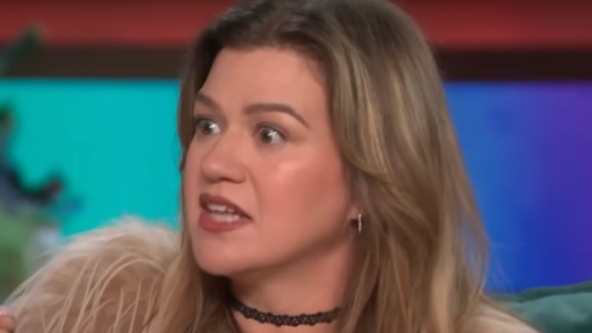 Kelly Clarkson Talk Show Descends into Chaos as Staffers Beg Her to Quit [WATCH]