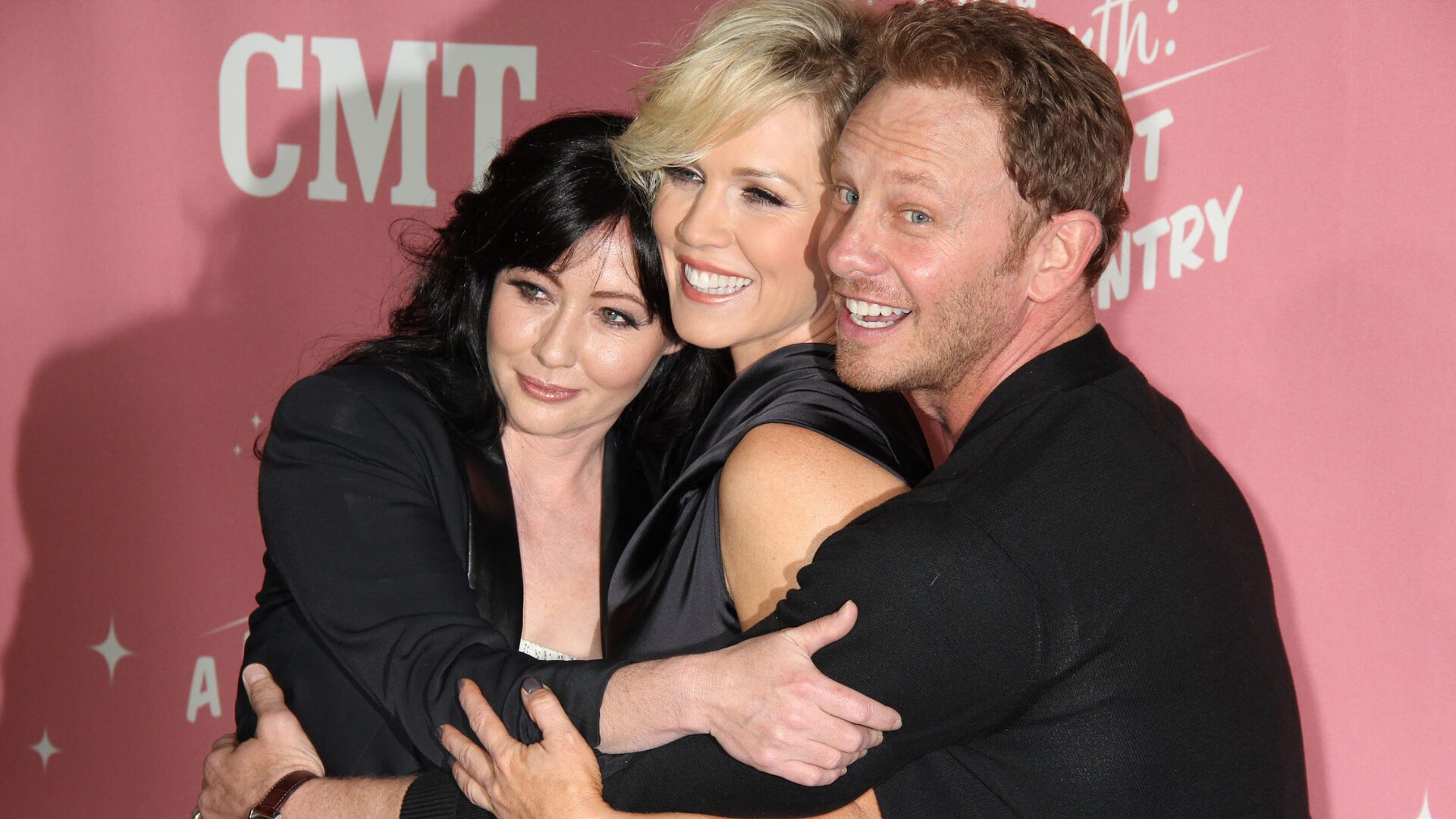 90210 Bombshell Jennie Garth Heats Up the Internet With Jaw-Dropping Underwear Pics