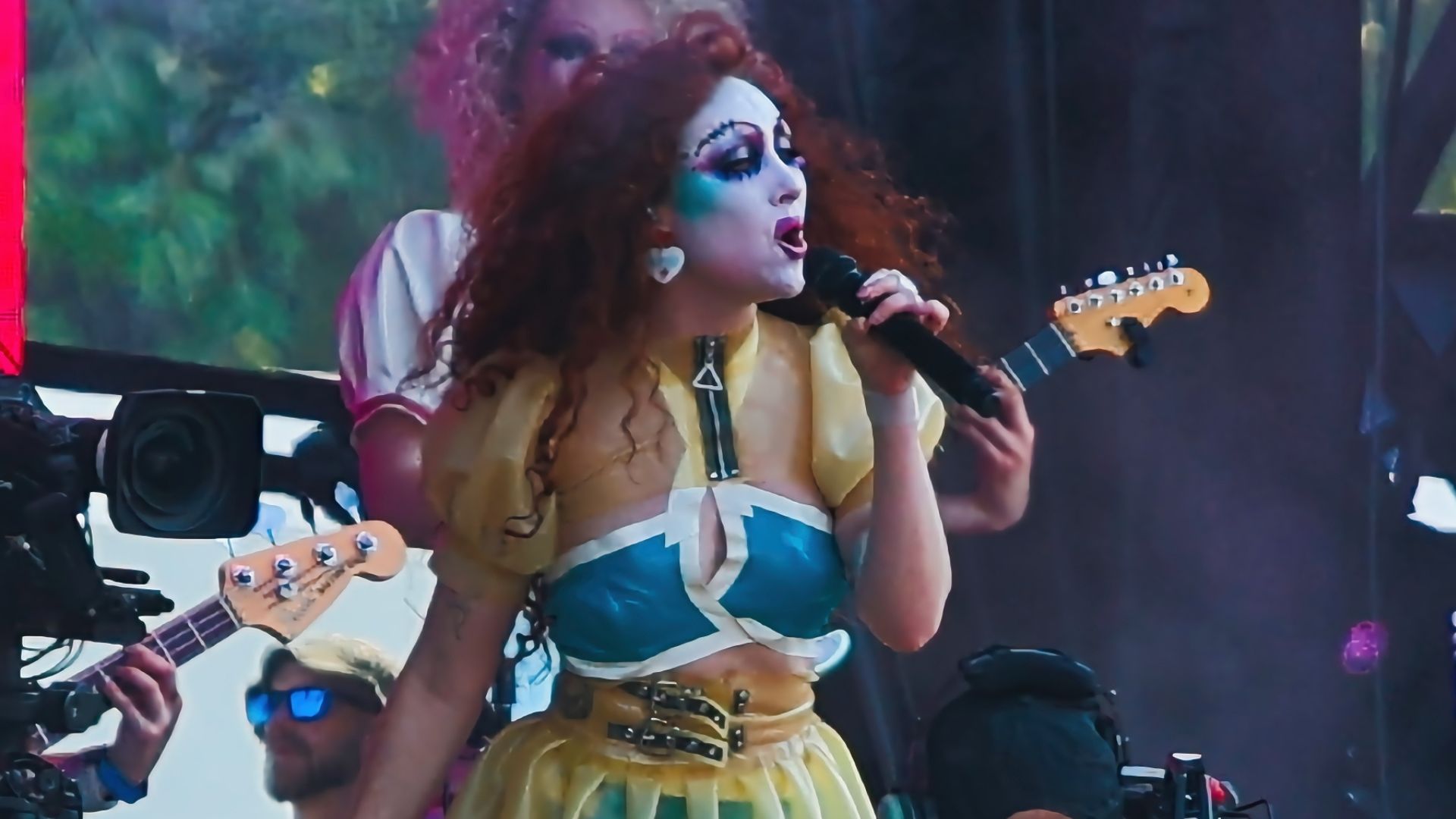 Pop Singer Chappell Roan Says ‘F**k ICE Forever’ From Stage, DHS Fires Back [WATCH]