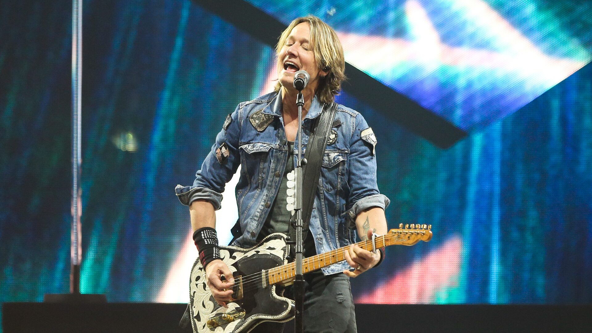 Keith Urban Performs at Mar-a-Lago Event Attended by Trump [WATCH]