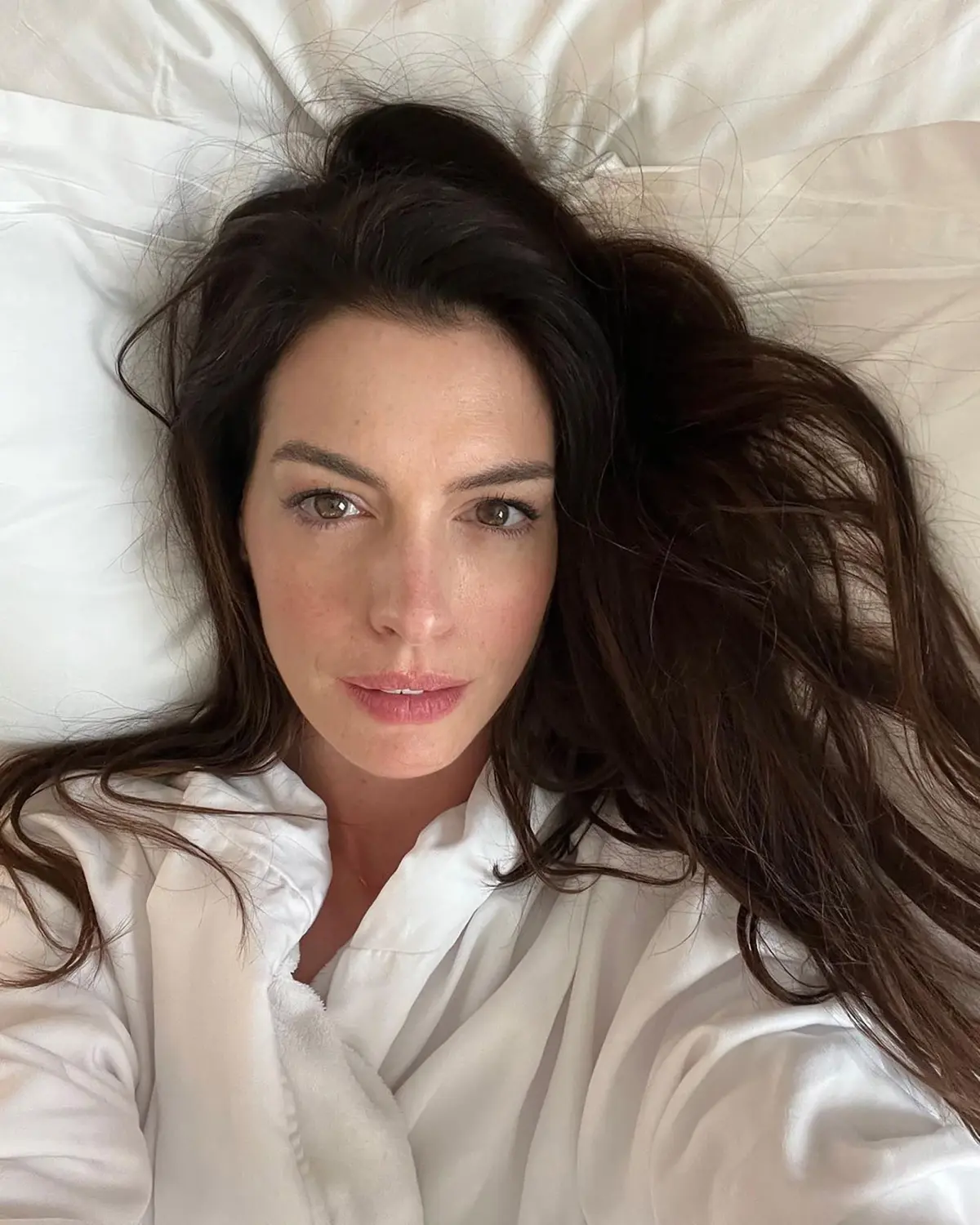 Anne Hathaway’s Ageless Glow: Every Beauty Secret Behind Her Radiant Skin